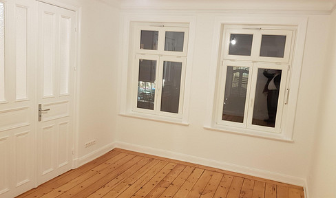 Winterhude, Fahrradstrasse (Bike Street), bright, completely renovated, suitable for shared living, includes a fully equipped kitchen, available October 1st, 2026.