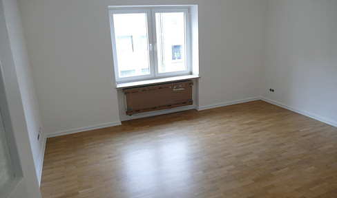 Completely renovated apartment in Pempelfort, suitable for shared living.
