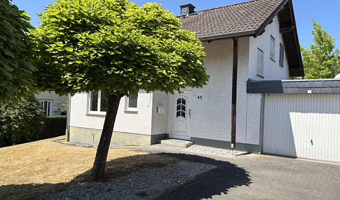 Detached single-family house with a large plot of land and potential for development.