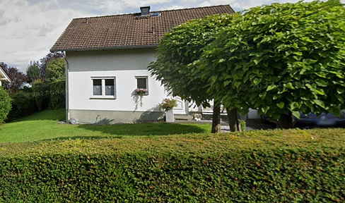 freistehendes Einfamilienhaus mit großen Grundstück und Ausbaupotential