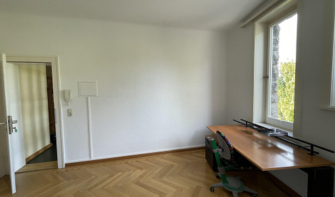 East Quarter, Schillerwiese area, bright 1-room apartment, partially furnished, €525 including utilities, reference number H52 E3.