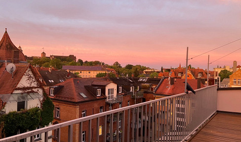 Kaffee mit Burgblick auf XXL-Dachterrasse? Altbauflair, 3 Zimmer, 96 qm, EBK, vollmöbliert. Deins?