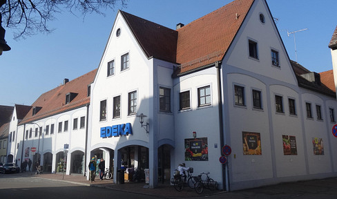 Spacious and modernized 3.5-room attic apartment with EBK and loggia