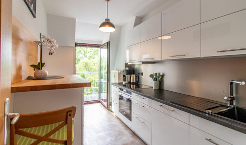 very nice, fully furnished 2-room top floor apartment in the northern suburbs, luxury bathroom, balcony