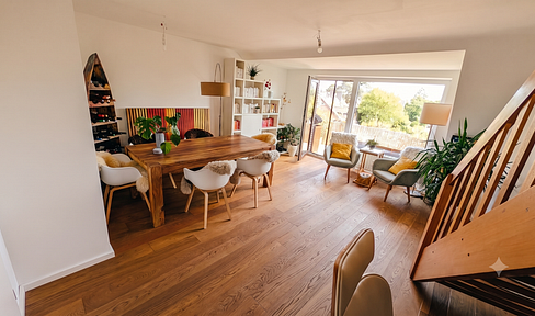Spacious maisonette apartment with a south-facing balcony, located near the city center.