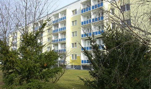 Green, quiet, bright, 2-room apartment, west-facing balcony, fitted kitchen, bathtub.