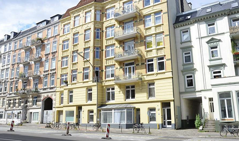 ***NEW: NO COMMISSION! - Art Nouveau apartment in a central location, 750 meters from the Alster lake.