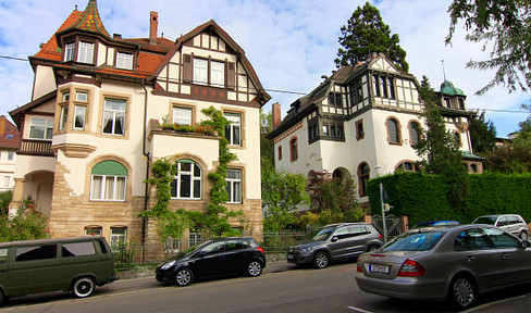 Luxury living in a green area, on the edge of the city center, with a garden and private parking.
