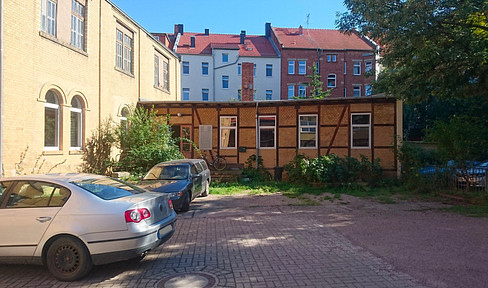 Close to the city center - 235 m² of flexible commercial space: workshop, office or studio