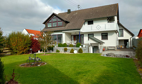 Well-maintained apartment in a two-family house, featuring 5 rooms, a terrace, a fitted kitchen, and a newly renovated bathroom.