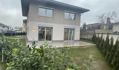 Elegant 4-room apartment with garden in a villa "Am Kirschgarten"