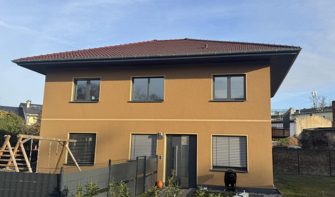 Luxuriöse 4 Raumwohnung mit traumhaften Garten in einer Villa