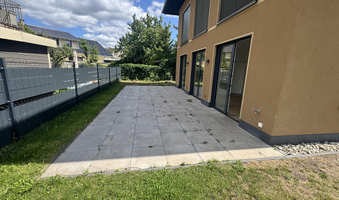 Traumhafte 4 Raumwohnung mit großem Garten in einer Villa
