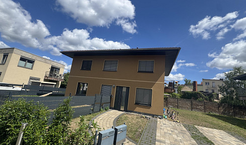Traumhafte 4 Raumwohnung mit großem Garten in einer Villa