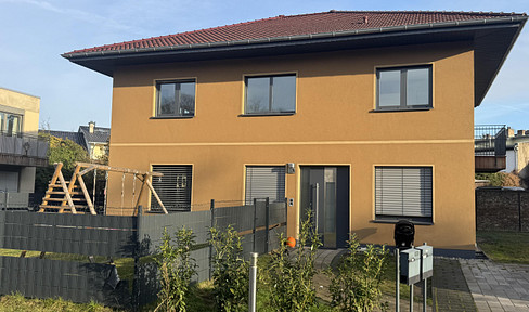 Luxurious 4-room apartment with a beautiful garden, located in a villa.