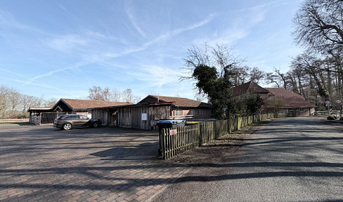 Wohnanlage mit 3 Häuser u. 4 Wohnbereiche je mit Terrassen, Parkplätze u. Abstellräume