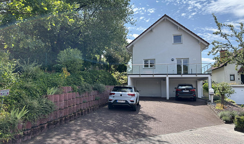 Niedernhausen, Am Schäfersberg. 3,5 Zi-Wohnung im 3-Familienhaus.2Garagen,Balkon,Küche,Kamin,GästeWC