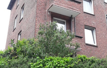Suitable for students or young professionals, features 2 balconies(!), located on a quiet side street, and enjoys a good location in terms of infrastructure.