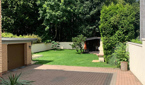 Multi-generation house with two garages and large garden in Müngersdorf (Please no broker inquiries)