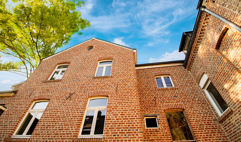 Two historic houses, lovingly renovated - with a large garden to feel good in!