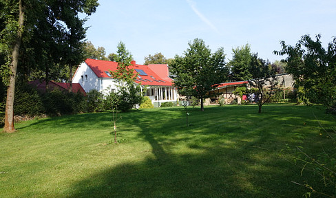 Großes Einfamilienhaus mit großem Garten