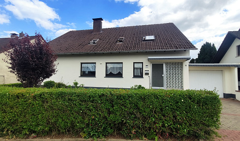 Ein bis Zweifamilienhaus + 2 Garagen zu verkaufen