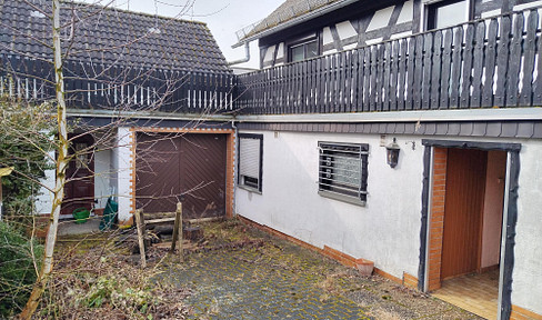 kleines Einfamilienhaus mit Garten und Garage