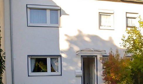 Large, centrally located terraced house with excellent tram connections to Cologne city center and the Königsforst district.