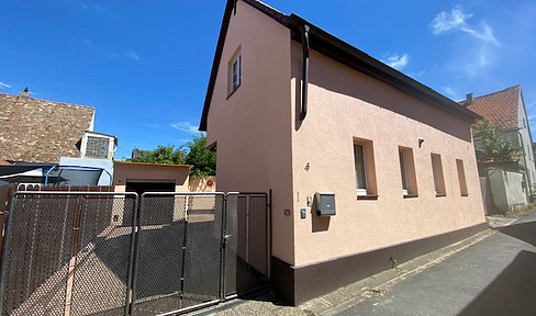 Einfamilienhaus 3ZKB mit Hof, Garage/Nebengebäude, Dachterrasse