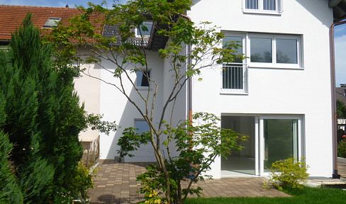 Modern 3.5-room apartment with a large, partially covered terrace and garden.