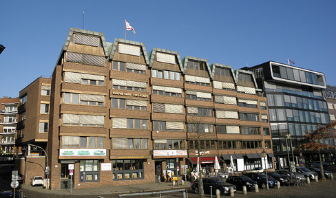 Attractive office space at the fish market with a small view of the Elbe