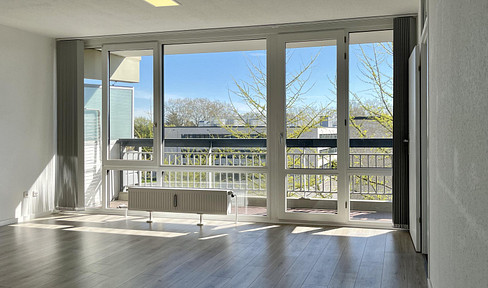 Large, bright apartment with XL balcony - quiet and conveniently located