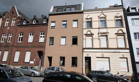 2-room apartment near the city center, close to the main train station. Contact: +4915758858868.