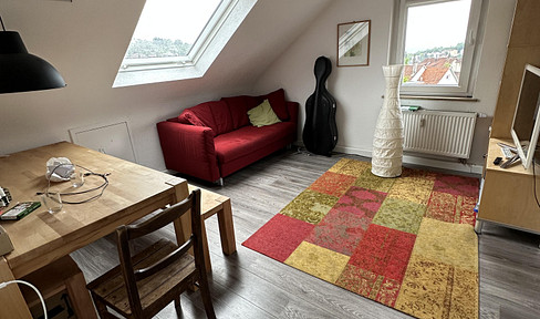 Helle freundliche 3 Zimmer Dachgeschosswohnung mit EBK