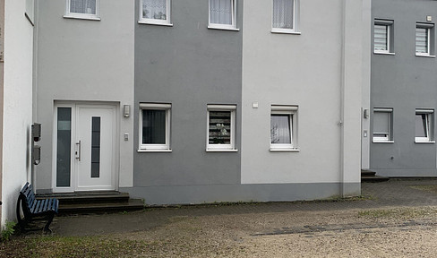 Mid-terrace house with 2 apartments