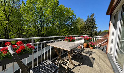 Beautiful and welcoming 3-room attic apartment with a balcony and underground parking.