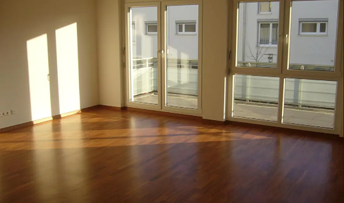 Light-flooded, spacious, quiet 4-5 room apartment in a nice neighborhood - from private owner