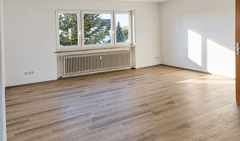 Bright 3-room apartment with fitted kitchen, new bathroom, balcony, and private garage.
