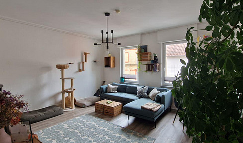 Beautiful 2-room apartment in a historic building in southern Stuttgart, with a veranda and a bathroom with natural light, available from June 1st.