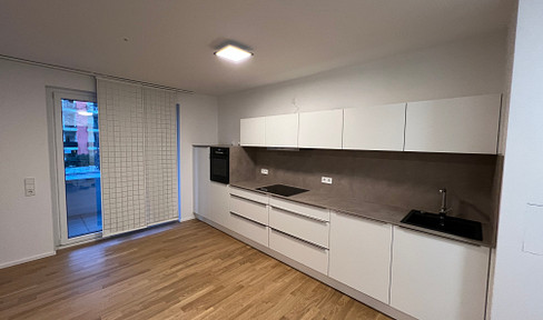 One-room apartment (partially furnished) in the Lyoner Viertel district of Frankfurt, featuring a Reddy built-in kitchen.