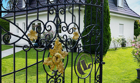 Luxury living near the prestigious Seddiner See golf club – a country house villa just outside Berlin.
