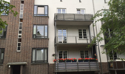 Renovated 2-room apartment with balcony and EBK, listed building