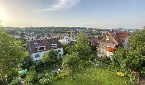 Sunny apartment with panoramic views in Stuttgart-West – located on a mid-level, with two balconies and plenty of greenery.