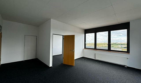 MARIENBORN: Bright, spacious double office space (€12.50 per square meter), located on the outskirts of the city with excellent transport links.