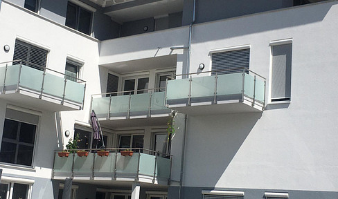 Exclusive, senior-friendly 2.5-room apartment with a large balcony and fitted kitchen, located in the center of Blumberg.