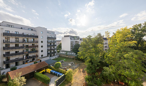 Available 2-room apartment with underground parking space in the trendy district