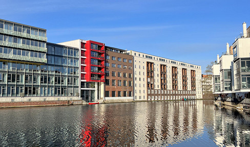 Completely renovated 3-room apartment with a balcony, located directly on the Osterbek Canal (partially furnished).