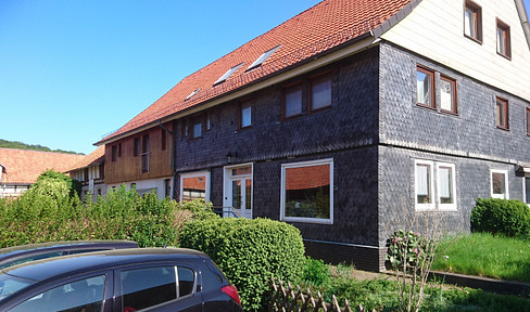 Spacious, idyllic three-sided farm with a meadow, available without any agency fees.
