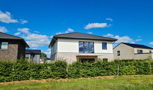 Schleswig: Spacious 3-room new-build apartment, 110 sqm, 1st floor, balcony, guest WC, carport, quiet location