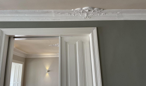 Exclusive, meticulously renovated apartment in a historic Art Nouveau building located on Holtenauer Straße.